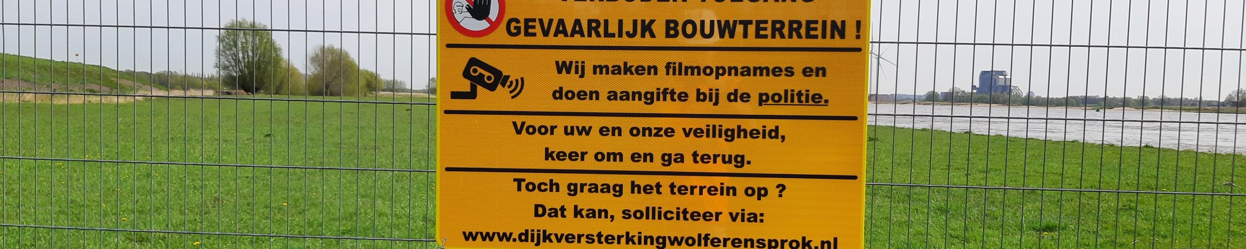 Geel waarschuwingsbord Verboden toegang op bouwhek