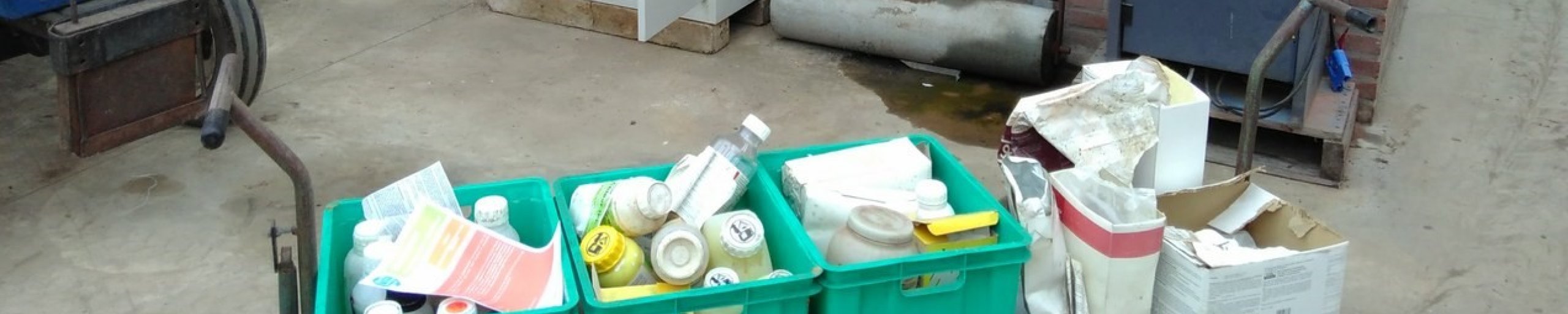 afbeelding van kratten met middelen die afgevoerd worden