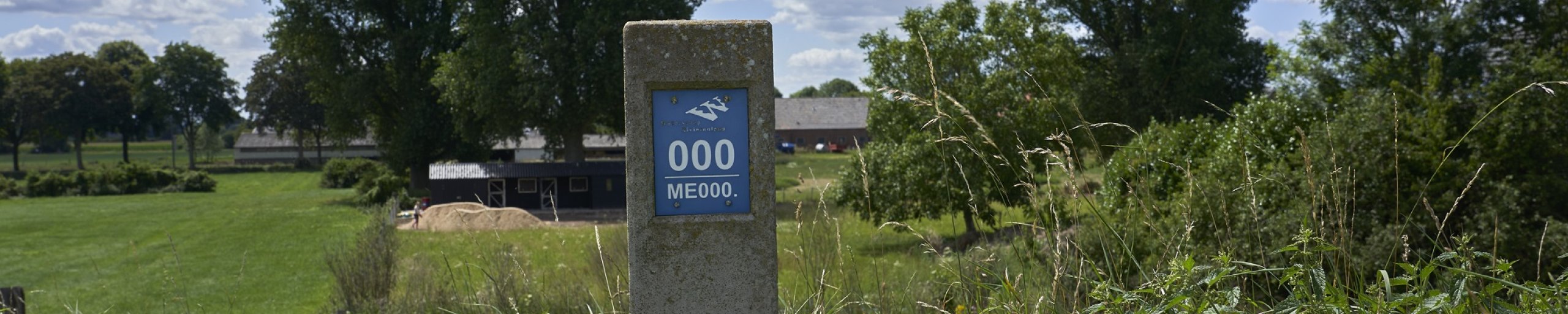 De eerste dijkpaal aan de Duitse grens bij Millingen.