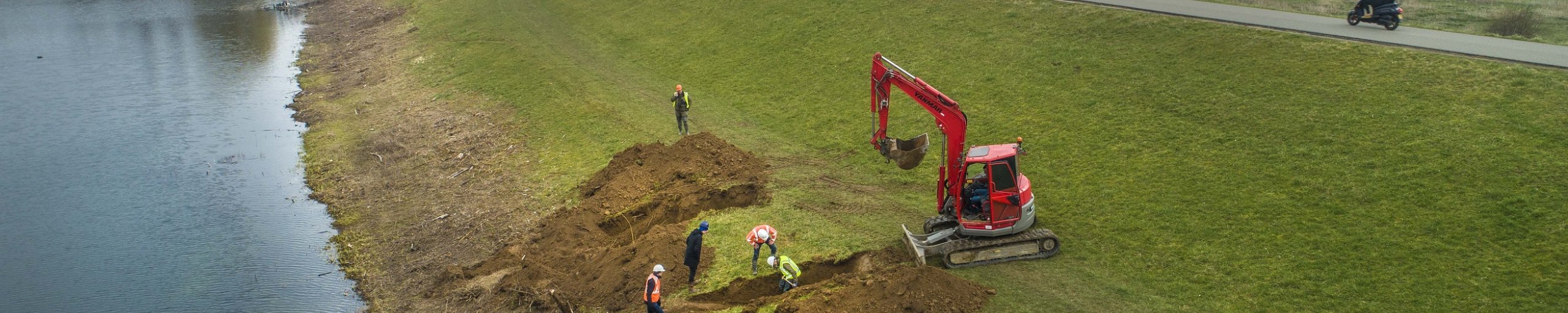 het uitgraven van de holen in de Waaldijk