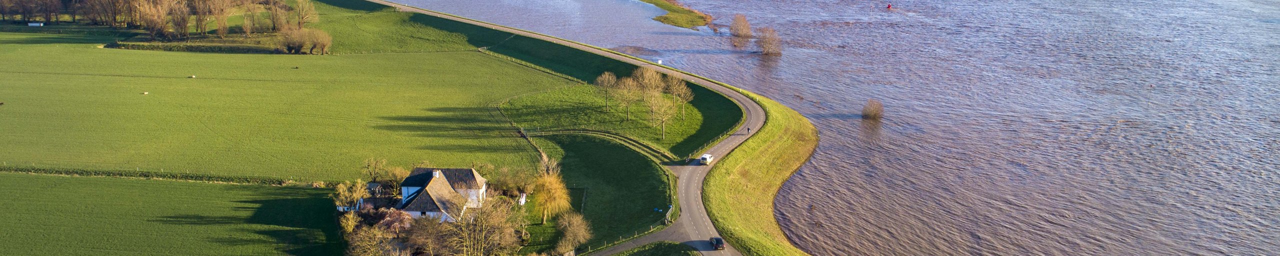 Waaldijk bij hoogwater, winter 2020.