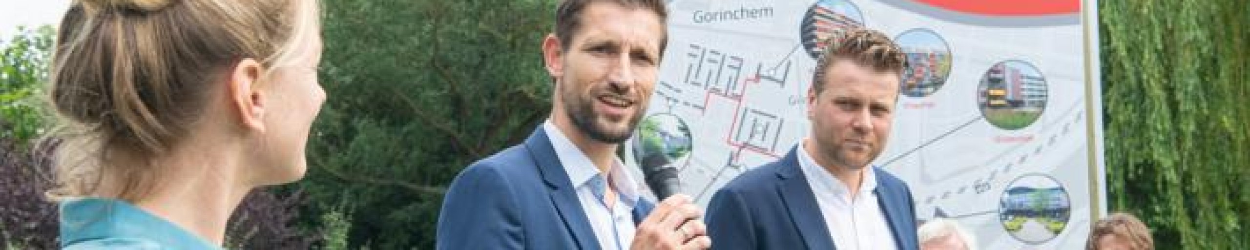 Wethouder Eelke Kraaijeveld vertelt over de officiële start van het warmtenet.