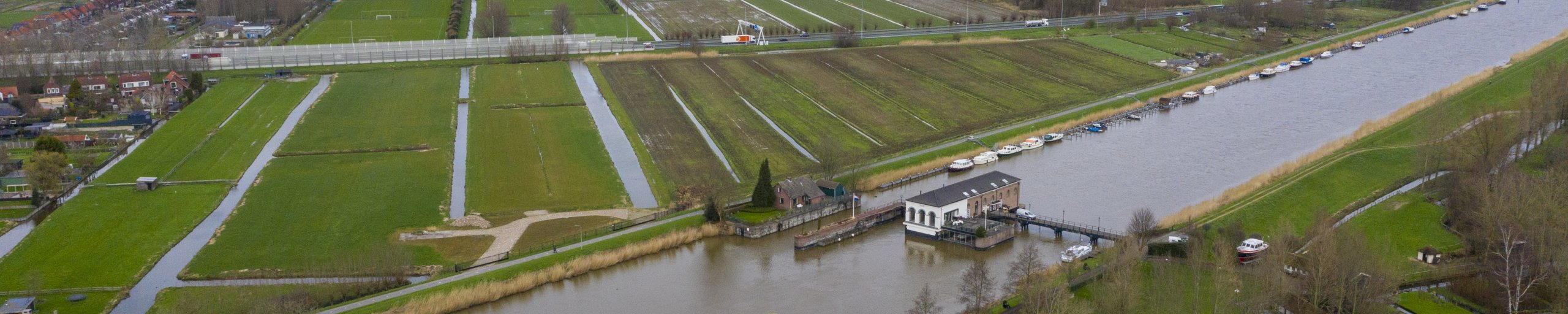 Foto vanaf boven, met daarop een gemaal