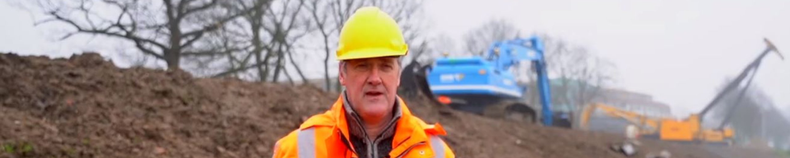 Ad de Bruin bij dijkversterking Vianen