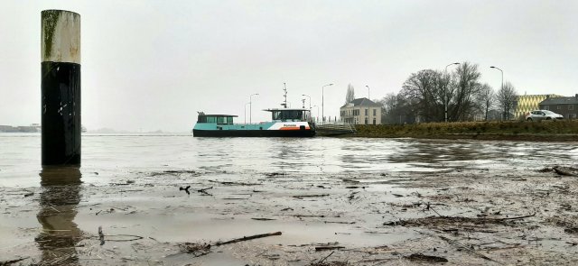 Pont Tiel legt aan op de dijk.