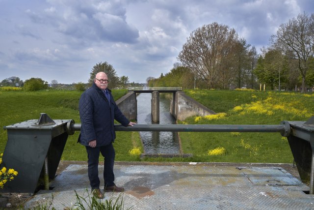 Henk Driessen bij het Inundatiekanaal in Tiel.