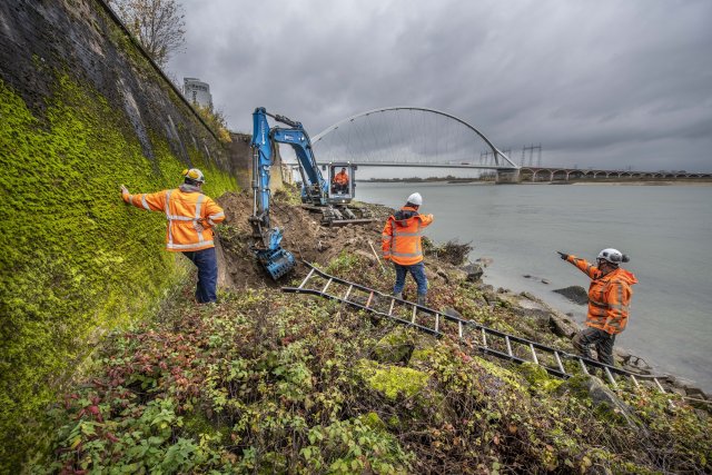 Graafwerk naar de fundering aan de Waal.