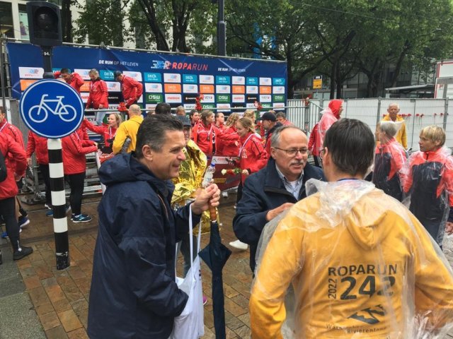 De waterlopers worden ontvangen door Jacob Knoops, directeur (links) en Mathieu Gremmen, heemraad - loco-dijkgraaf (midden)